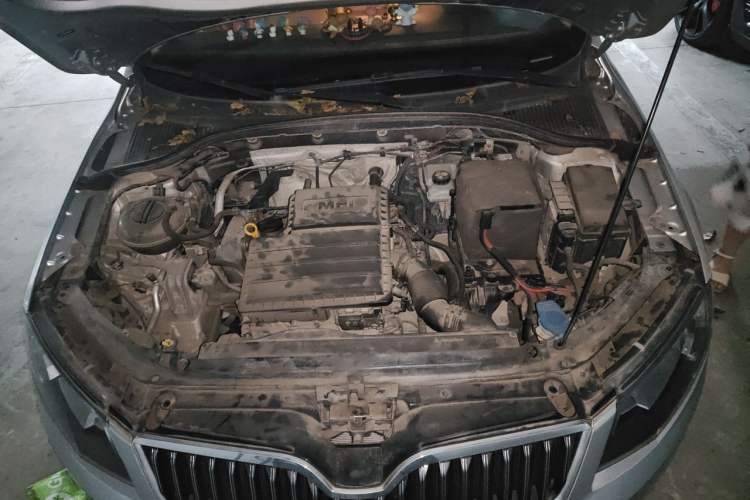 Used Skoda Octavia 2015 1.6L Automatic Yijun Edition Engine Bay
