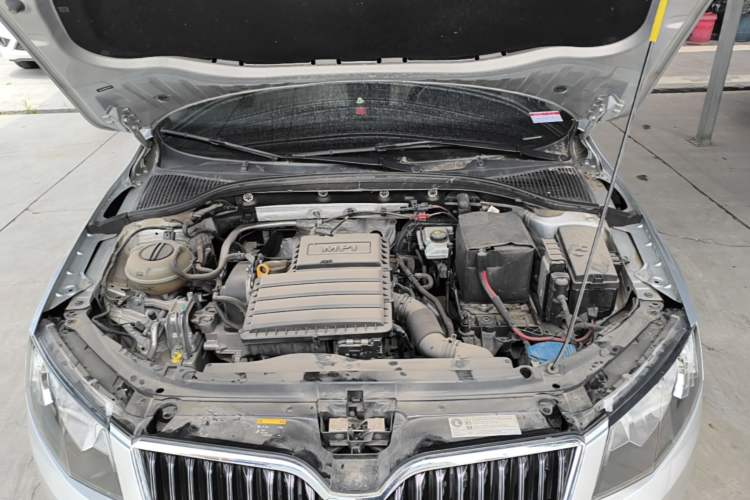 Used Skoda Octavia 2015 1.6L Automatic Yijun Edition Engine Bay