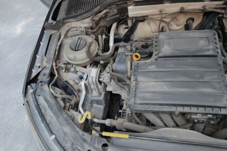 Used Skoda Octavia 2015 1.6L Automatic Yijie Edition Engine Bay Right