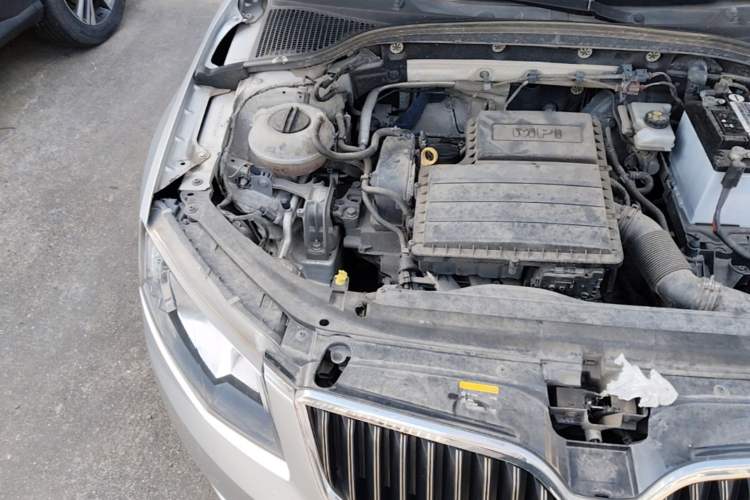 Used Skoda Octavia 2015 1.6L Manual Yijie Edition Engine Bay Right