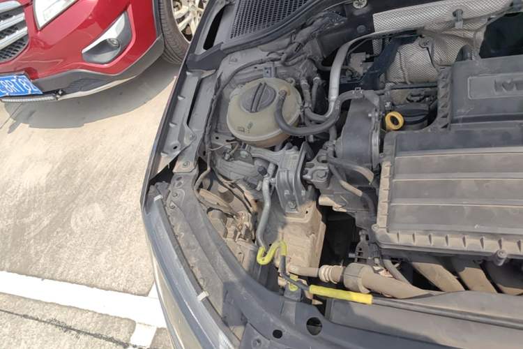 Used Skoda Octavia 2015 1.6L Automatic Yijun Edition Engine Bay Right