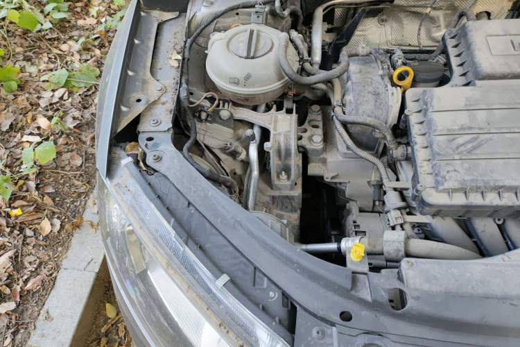 Used Skoda Octavia 2015 1.6L Automatic Yijie Edition Engine Bay Right
