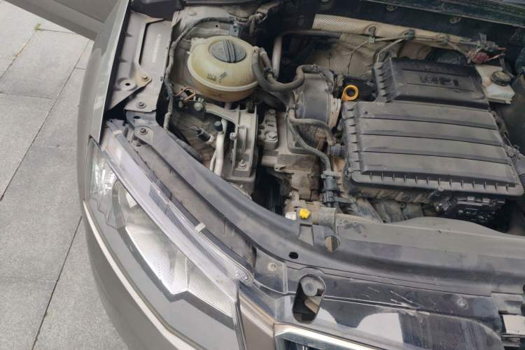 Used Skoda Octavia 2015 1.6L Manual Yijie Edition Engine Bay Right