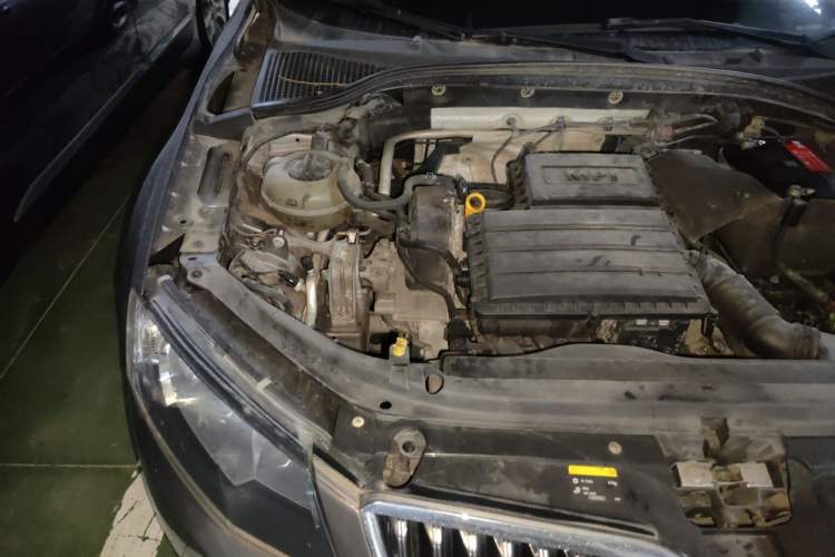 Used Skoda Octavia 2015 1.6L Automatic Yijie Edition Engine Bay Right