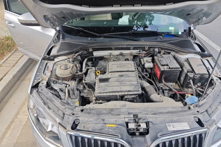 Used Skoda Octavia 2015 1.6L Automatic Yijun Edition Engine Bay Right