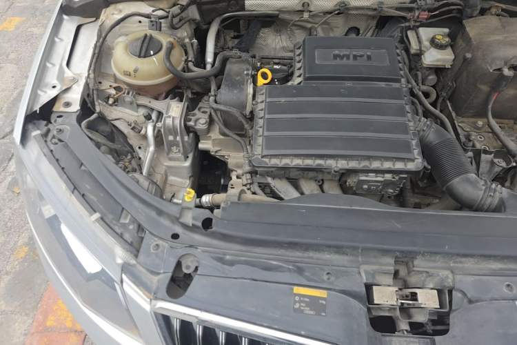 Used Skoda Octavia 2015 1.6L Automatic Yijie Edition Engine Bay Right