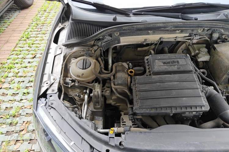 Used Skoda Octavia 2015 1.6L Manual Yijie Edition Engine Bay Right