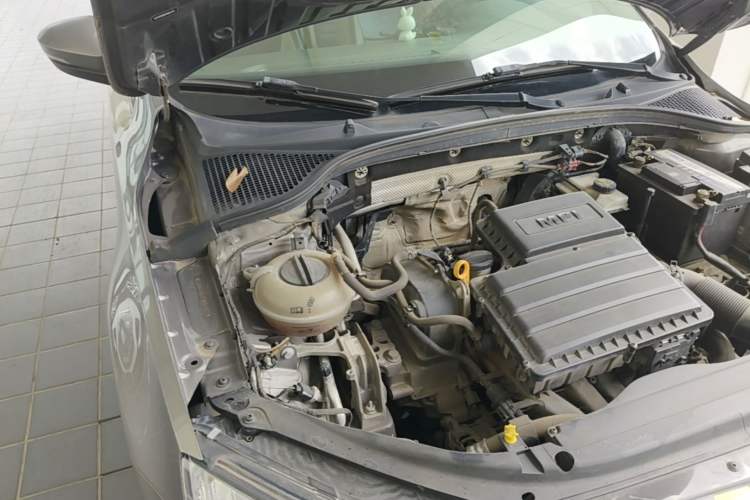 Used Skoda Octavia 2015 1.6L Automatic Yijie Edition Engine Bay Right