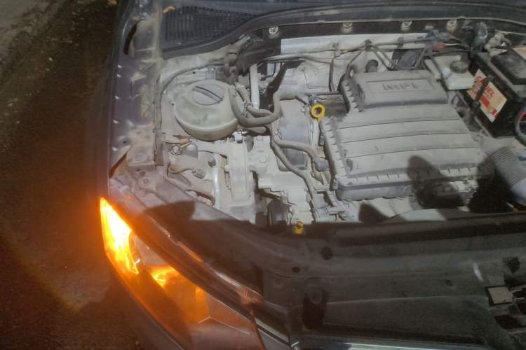 Used Skoda Octavia 2015 1.6L Automatic Yijie Edition Engine Bay Right
