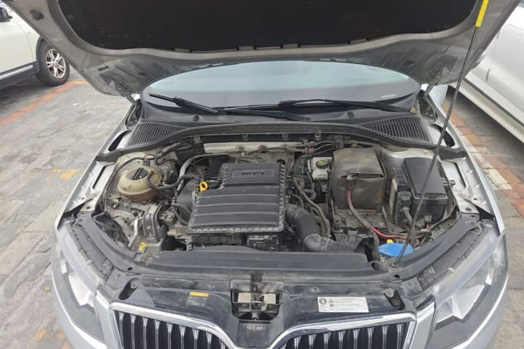 Used Skoda Octavia 2015 1.6L Automatic Yijie Edition Engine Bay