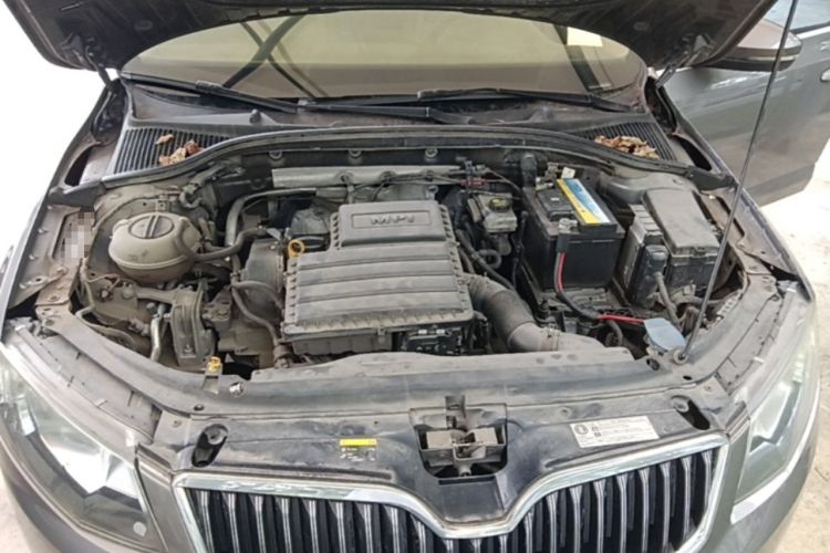 Used Skoda Octavia 2015 1.6L Automatic Yijie Edition Engine Bay