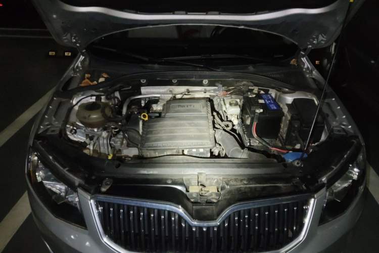 Used Skoda Octavia 2015 1.6L Automatic Yijun Edition Engine Bay