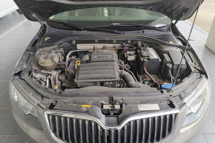 Used Skoda Octavia 2015 1.6L Automatic Yijie Edition Engine Bay