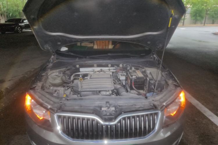 Used Skoda Octavia 2015 1.6L Automatic Yijie Edition Engine Bay