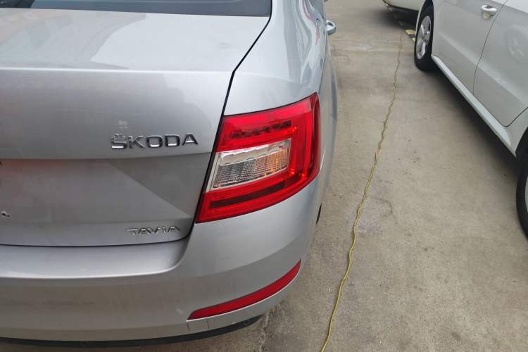 Used Skoda Octavia 2015 1.6L Automatic Yijie Edition Exterior 3