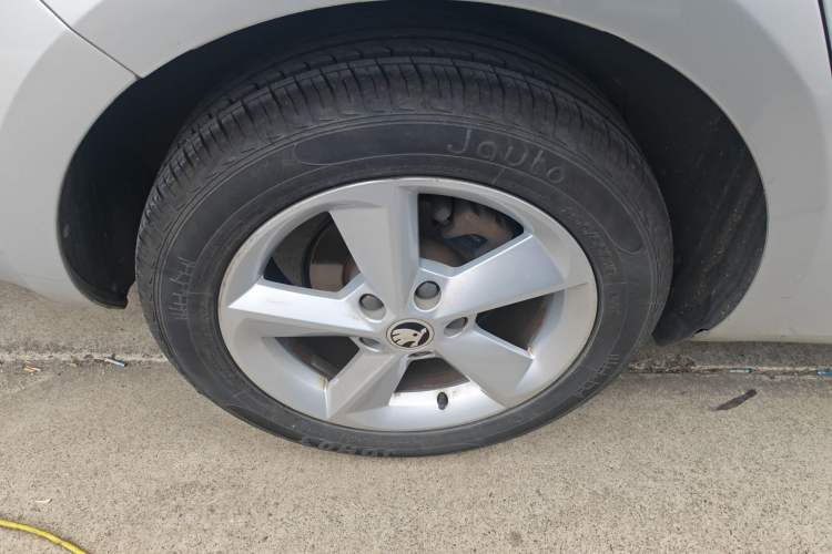 Used Skoda Octavia 2015 1.6L Automatic Yijie Edition Exterior 5