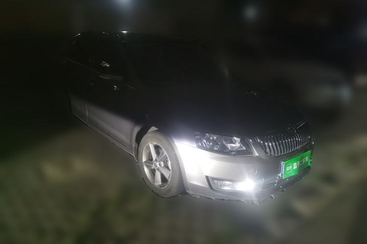 Used Skoda Octavia 2015 1.6L Manual Yijun Edition Front Right 45 Deg
