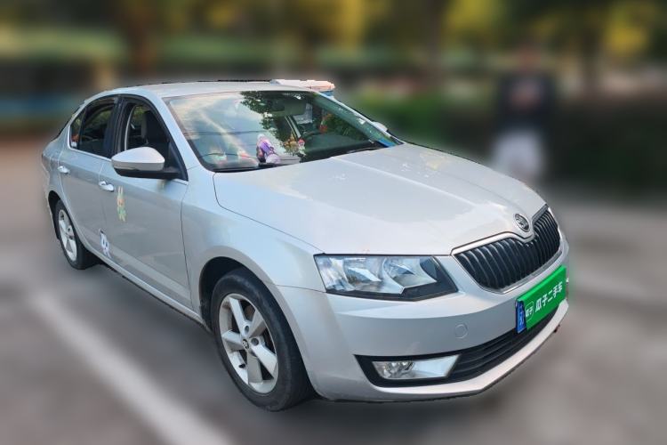 Used Skoda Octavia 2015 1.6L Automatic Yijie Edition Front Right 45 Deg