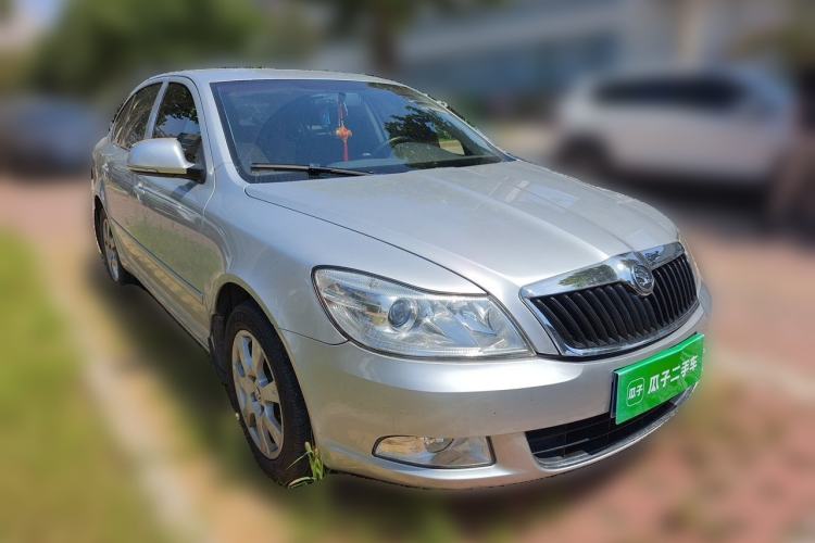 Used Skoda Octavia 2015 Classic Model 1.6L Manual Eado Version Front Right 45 Deg