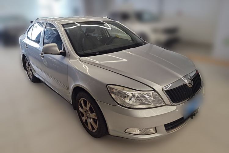 Used Skoda Octavia 2015 Classic Model 1.6L Manual Eado Version Front Right 45 Deg