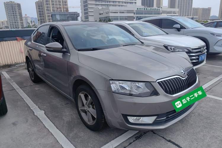 Used Skoda Octavia 2015 1.6L Automatic Yijun Edition Front Right 45 Deg