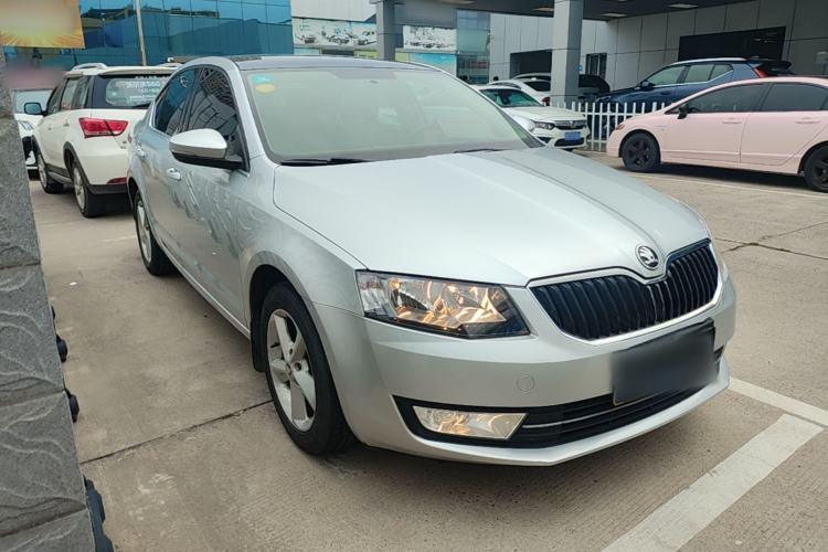 Used Skoda Octavia 2015 1.6L Automatic Yijun Edition Front Right 45 Deg