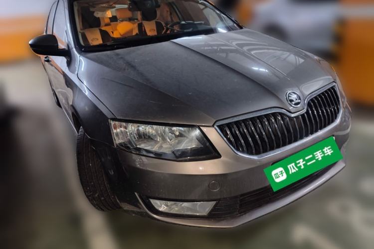 Used Skoda Octavia 2015 1.6L Automatic Yijie Edition Front Right 45 Deg
