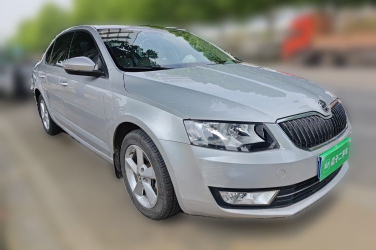 Used Skoda Octavia 2015 1.6L Automatic Yijun Edition Front Right 45 Deg