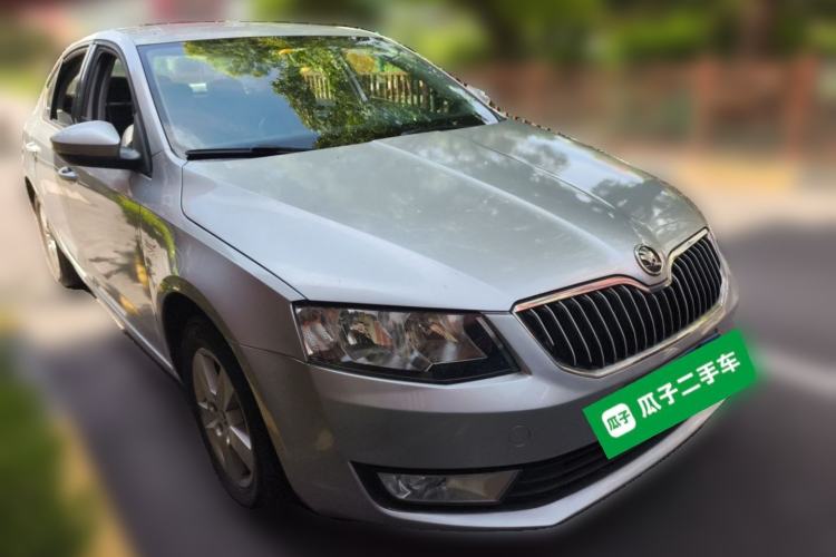 Used Skoda Octavia 2015 1.6L Manual Eado Edition Front Right 45 Deg
