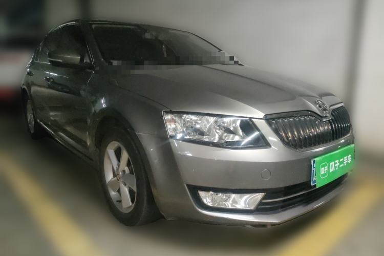 Used Skoda Octavia 2015 1.6L Manual Yijun Edition Front Right 45 Deg