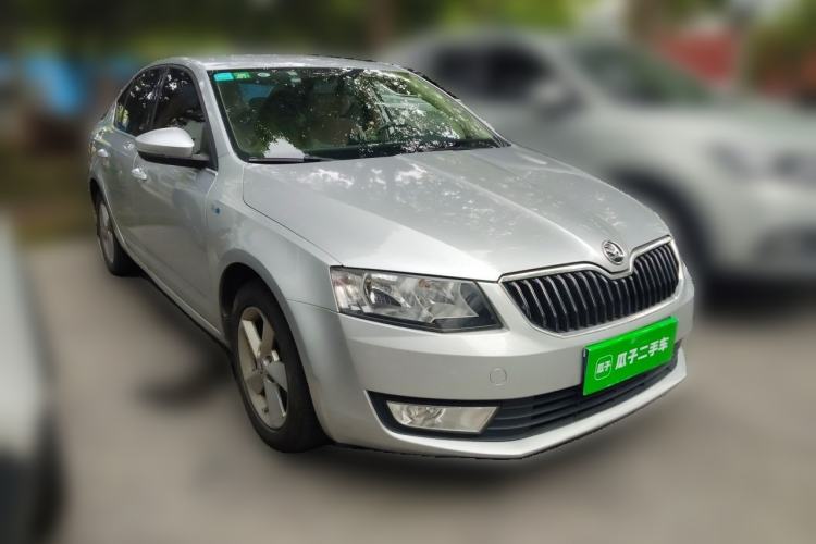 Used Skoda Octavia 2015 1.6L Manual Yijie Edition Front Right 45 Deg