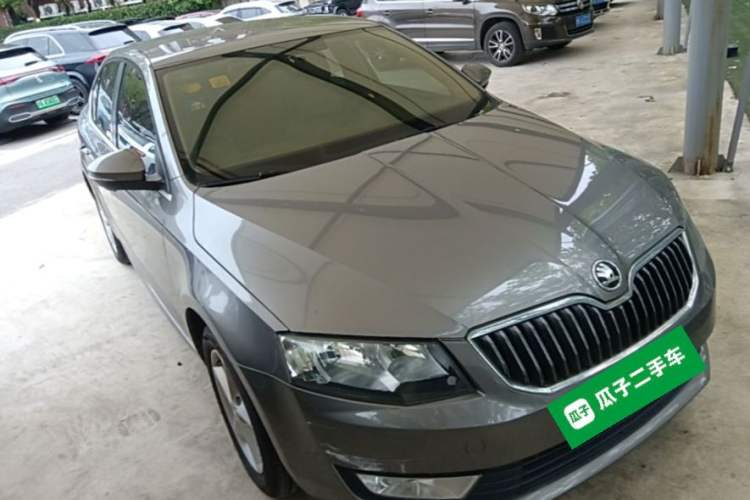 Used Skoda Octavia 2015 1.6L Automatic Yijie Edition Front Right 45 Deg