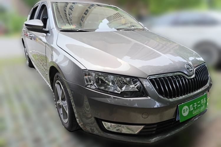 Used Skoda Octavia 2015 1.6L Manual Yijie Edition Front Right 45 Deg