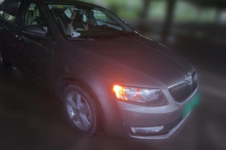 Used Skoda Octavia 2015 1.6L Automatic Yijie Edition Front Right 45 Deg