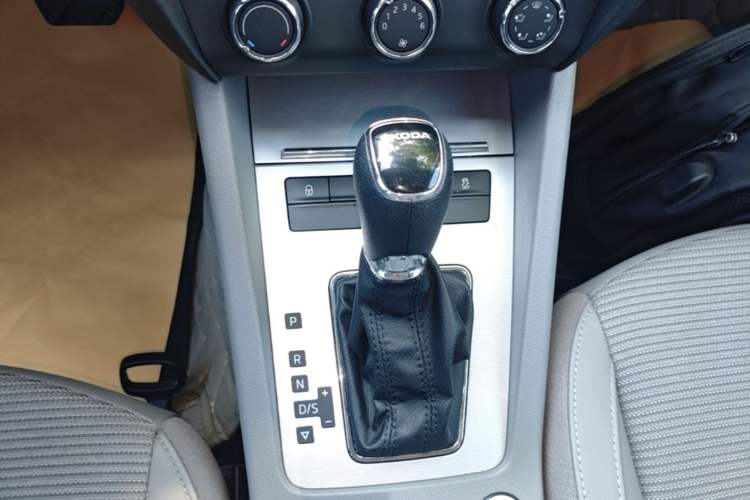 Used Skoda Octavia 2015 1.6L Automatic Yijie Edition Gear Lever