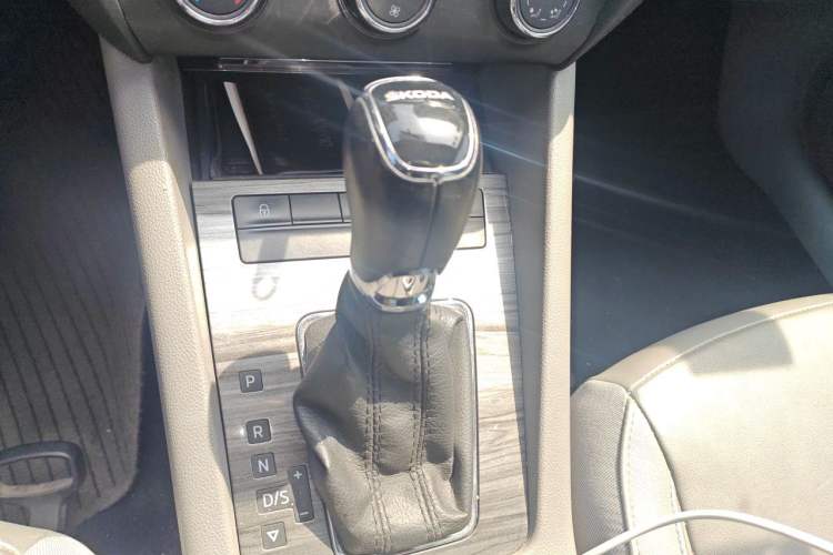 Used Skoda Octavia 2015 1.6L Automatic Yijun Edition Gear Lever