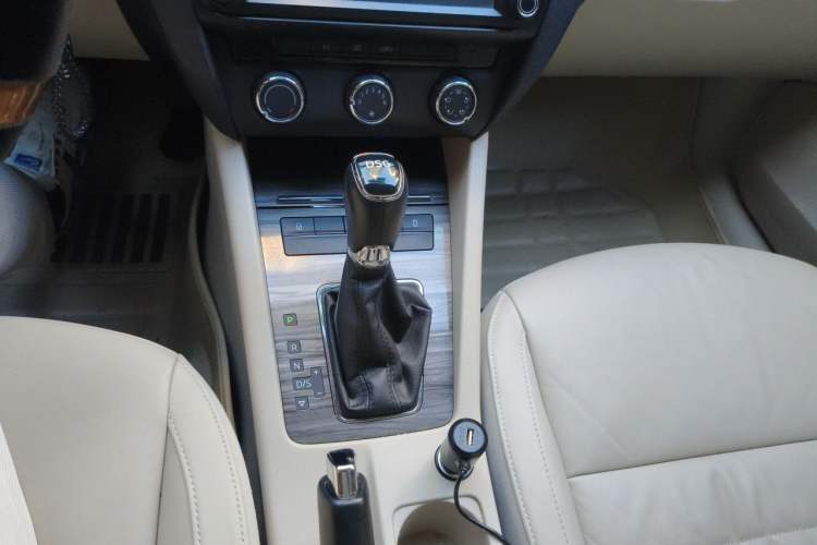 Used Skoda Octavia 2015 1.4TSI DSG Yijun Edition Gear Lever