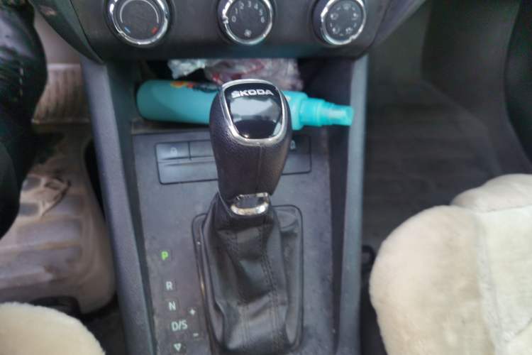 Used Skoda Octavia 2015 1.6L Automatic Eado Edition Gear Lever