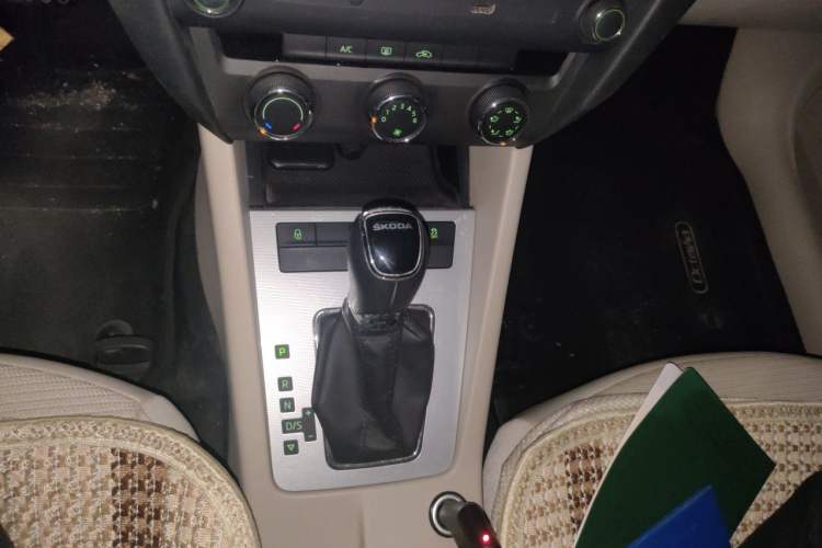 Used Skoda Octavia 2015 1.6L Automatic Yijie Edition Gear Lever