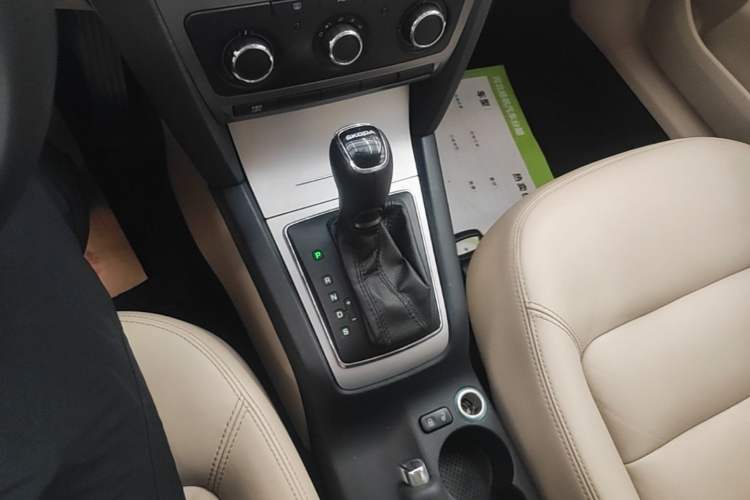 Used Skoda Octavia 2015 Classic Model 1.6L Automatic Yijie Version Gear Lever