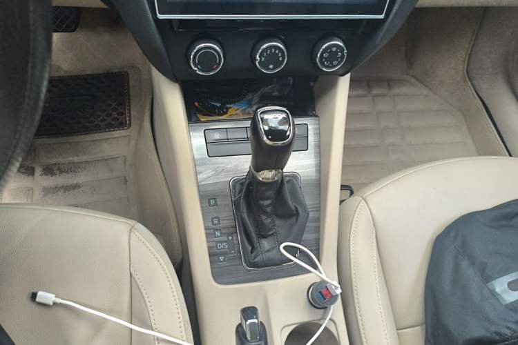 Used Skoda Octavia 2015 1.6L Automatic Yijun Edition Gear Lever
