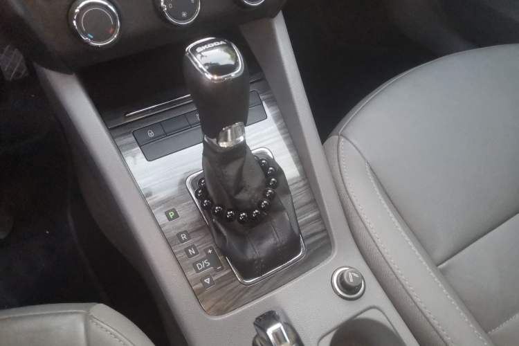 Used Skoda Octavia 2015 1.6L Automatic Yijun Edition Gear Lever