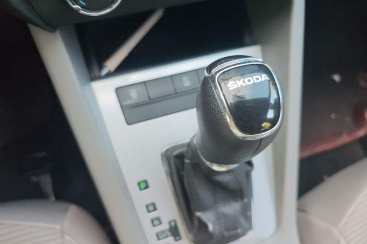 Used Skoda Octavia 2015 1.6L Automatic Yijie Edition Gear Lever