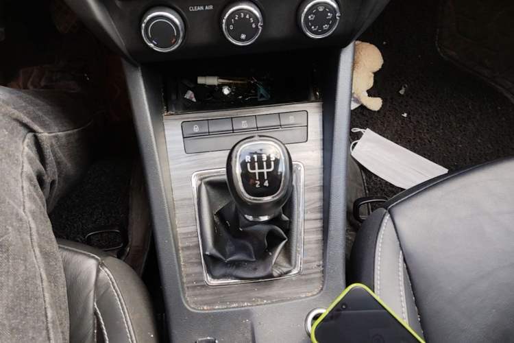 Used Skoda Octavia 2015 1.6L Manual Yijie Edition Gear Lever