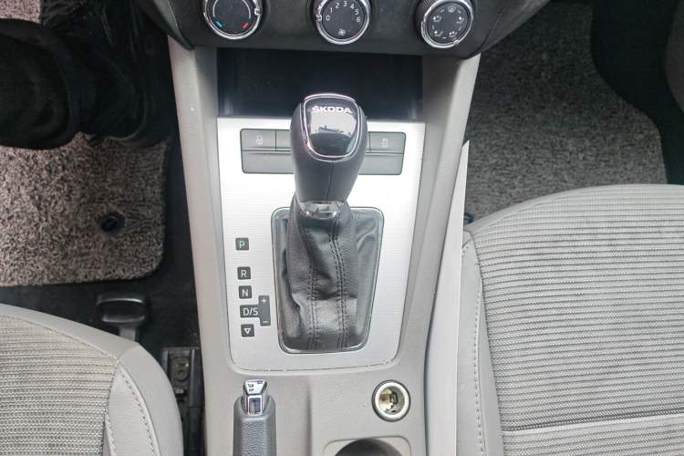 Used Skoda Octavia 2015 1.6L Automatic Yijie Edition Gear Lever