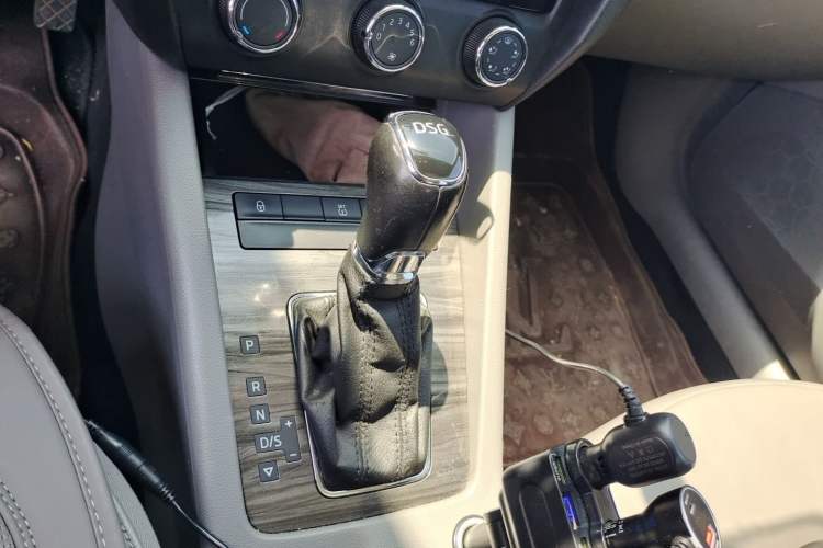 Used Skoda Octavia 2015 1.4TSI DSG Yijun Edition Gear Lever