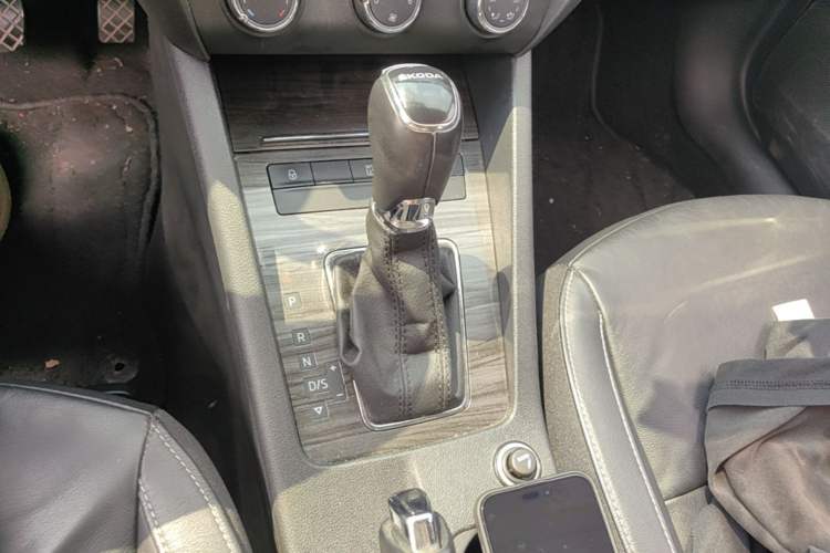 Used Skoda Octavia 2015 1.6L Automatic Yijun Edition Gear Lever