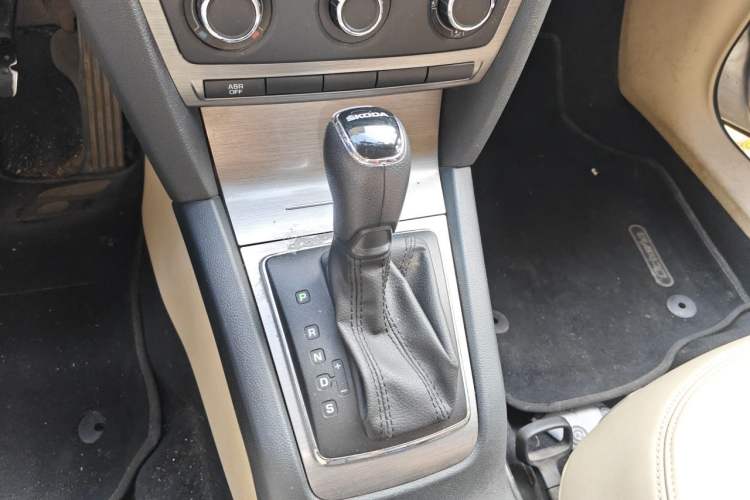Used Skoda Octavia 2015 Classic Model 1.6L Automatic Yijie Version Gear Lever