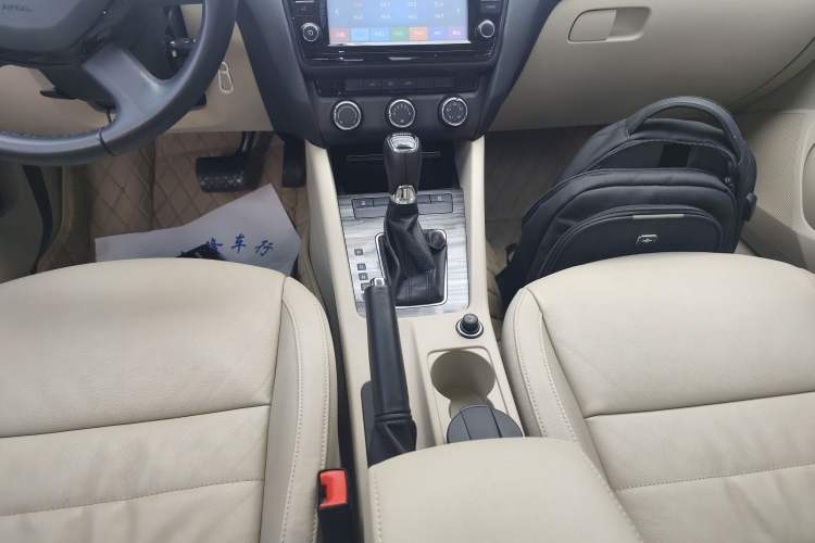 Used Skoda Octavia 2015 1.6L Automatic Yijun Edition Gear Lever