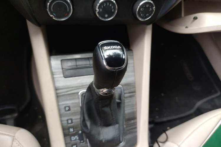 Used Skoda Octavia 2015 1.6L Automatic Yijun Edition Gear Lever